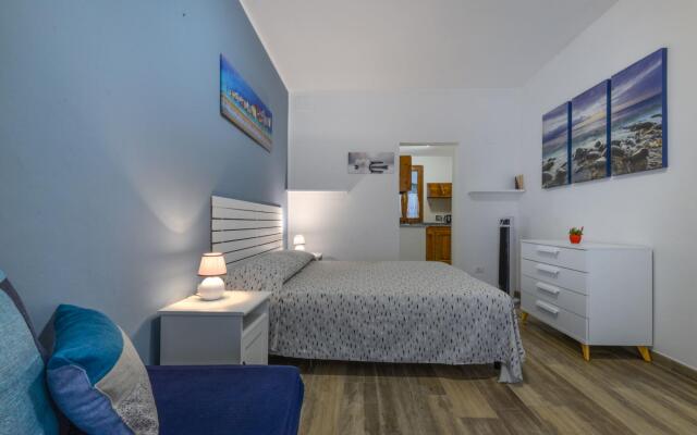 One-room apartment with sea view garden-Maia