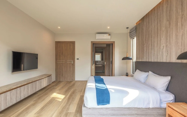 Near Beach & Famous Boat Ave V217