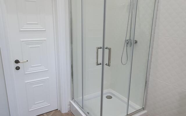 Anna and King  (on Zheleznodorozhnoy)