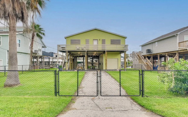 Private Dock & Kayaks: Coastal Gem in Galveston
