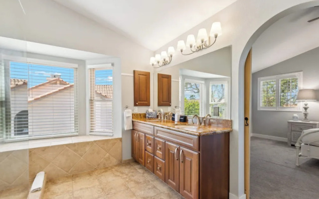 Red Mountain Retreat 5 BDR w/ Heated Pool!