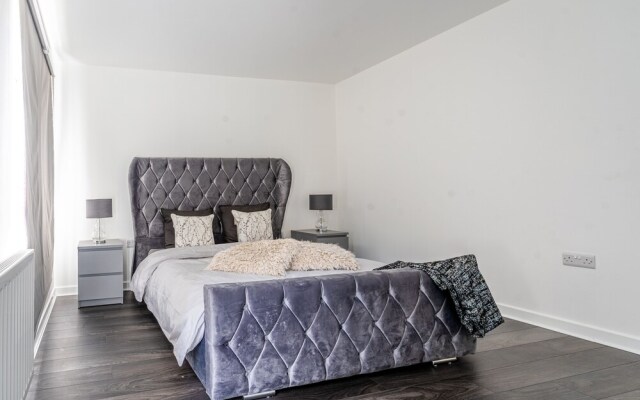 Charming 3-bed House in Glasgow With Free Parking