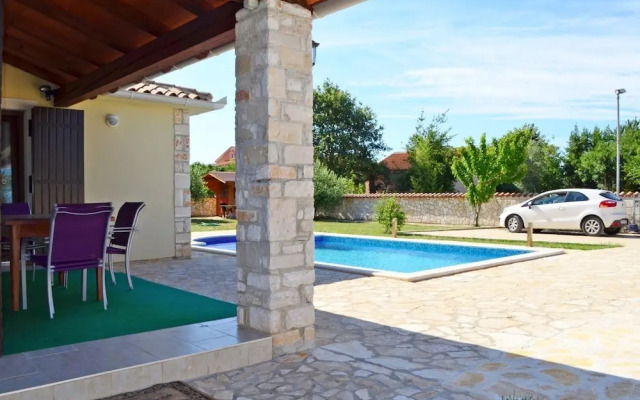 Mary - With Pool - H