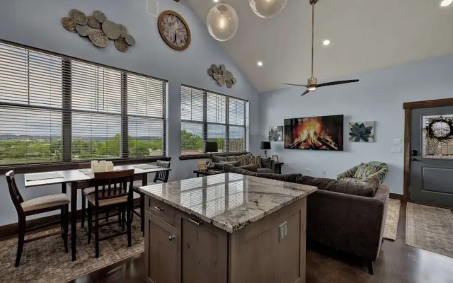 West End Nest With Hot Tub!