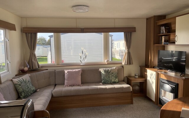 Captivating 2-bed Caravan in Clacton-on-sea