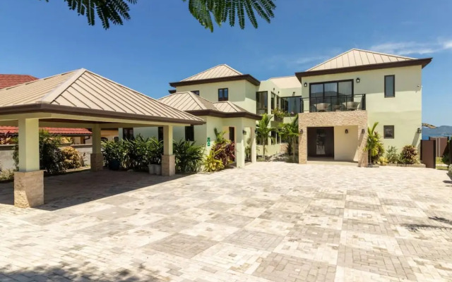 Panoramic Cliffside Luxe Villa