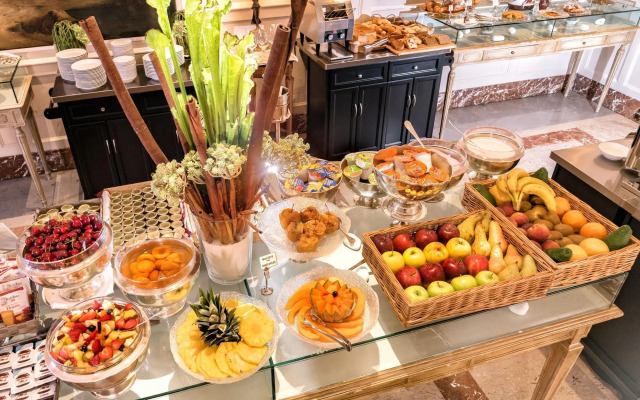 Royal Palace Luxury Suites & Hotel