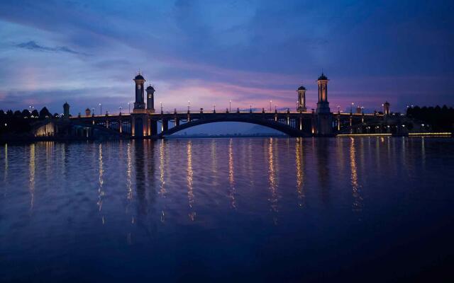 DoubleTree by Hilton Putrajaya Lakeside