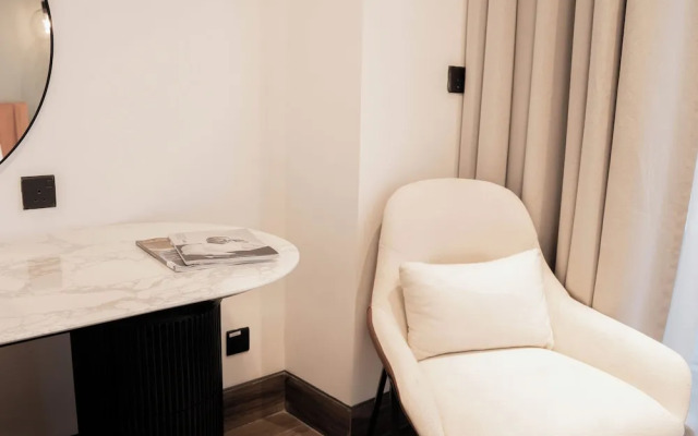 Cozy 1BR With Canal Views Full Amenities