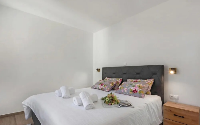 Seafront Apartment Nana