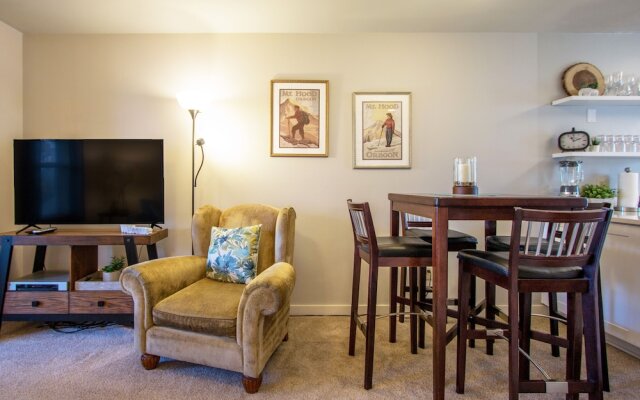 Comfortable 09 Lodge Condo Minutes Away from Downtown Hood River by RedAwning