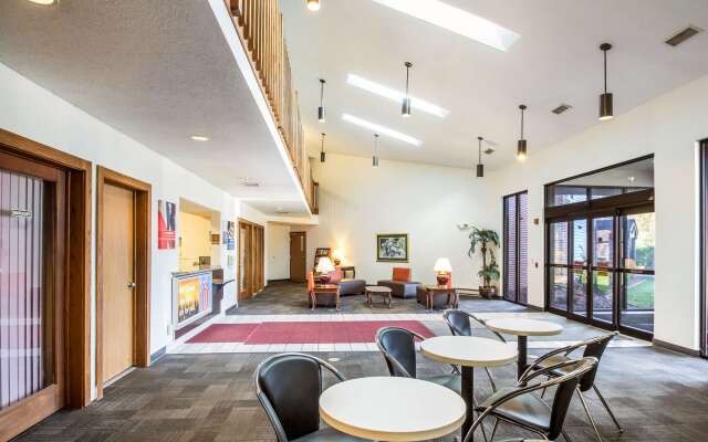 Motel 6 Saukville, WI