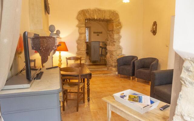 Charming Holiday Home in La Caunette with Swimming Pool