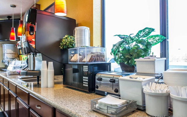 Econo Lodge Cartersville-Emerson Lake Point