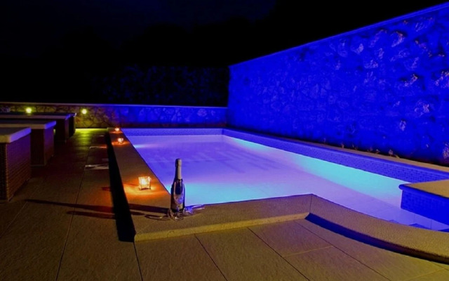 Stylish Home With Private Heated Pool Basketball Court