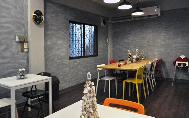 Beyond Bangkok Guesthouse - Hostel