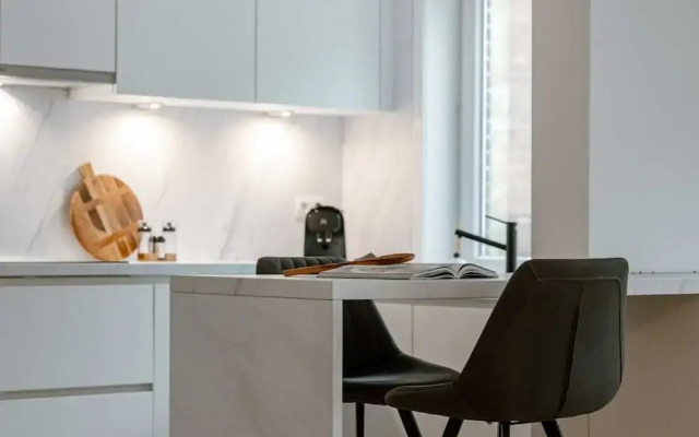 Centrally Located Modern Apartment With Parking