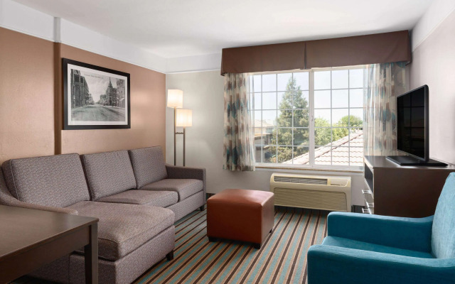 La Quinta Inn & Suites by Wyndham Bakersfield North