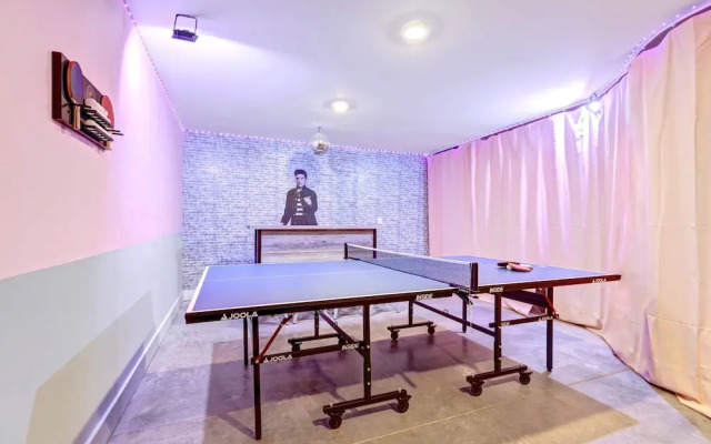 Elvis-themed 13 Beds Rooftop City Views