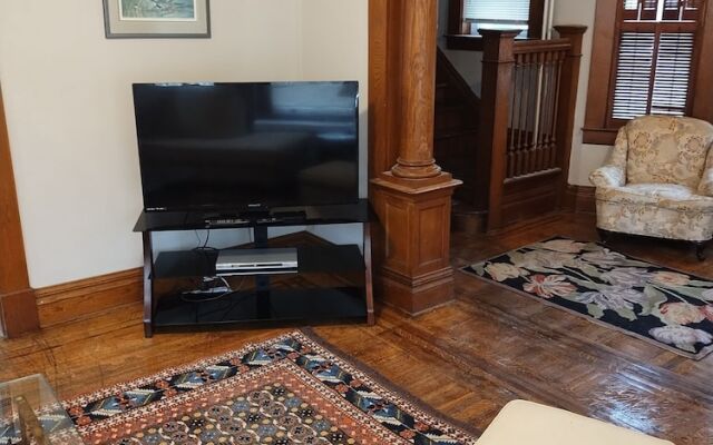 The Carew House Sleeps 10 Fenced 4BR Full Kitchen Steps2 YCP