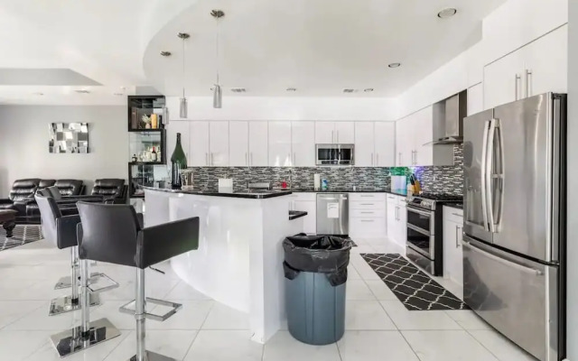 IAH SPHERIC Mini-mansion