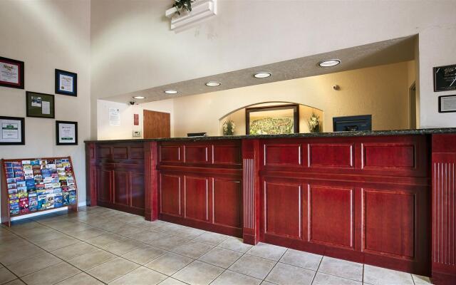 Best Western Plus Villa Del Lago Inn Patterson