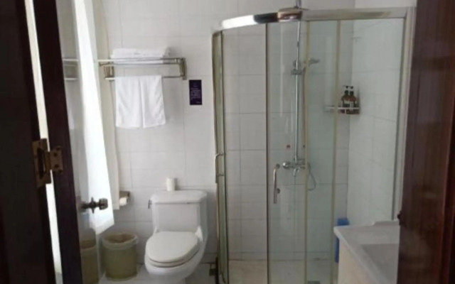 Zhongyi Light Luxury Cloud Hotel (Anqing City Renmin Road Pedestrian Street Xiaosu Road Branch)