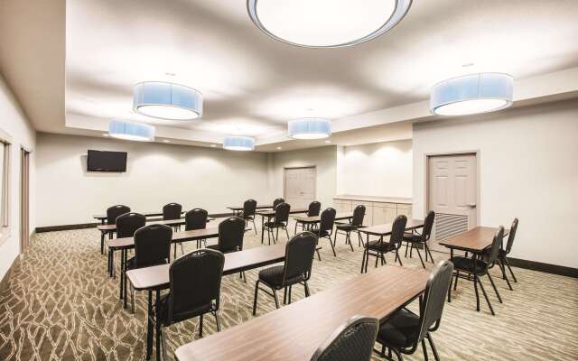 La Quinta Inn & Suites by Wyndham Mansfield TX