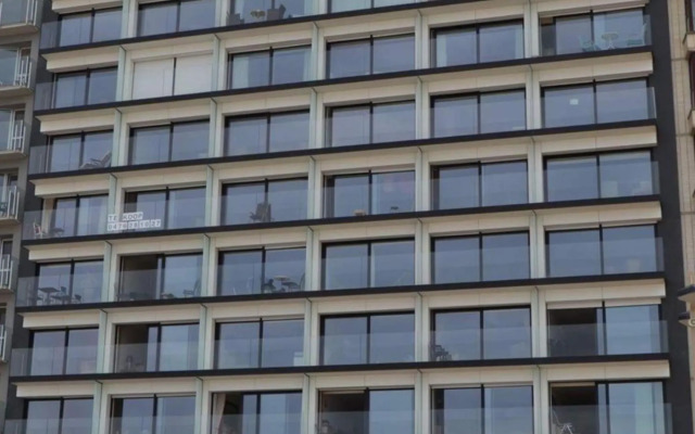 Studio 105 op zeedijk met frontaal zeezicht 1ste verdiep