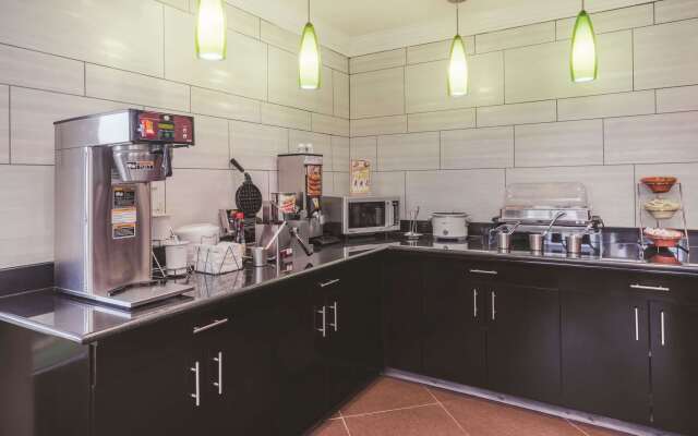 La Quinta Inn & Suites by Wyndham Louisville East