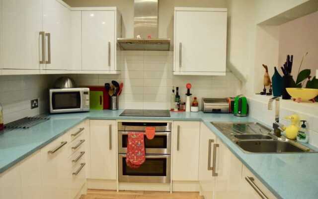 2 Bedroom House With Garden in Tooting