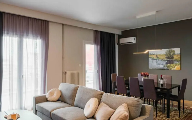Spacious Seaside Flat at Alimos