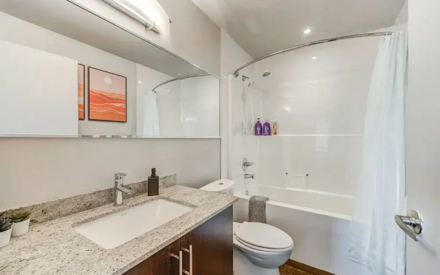 Luxury 2BR Condo - Downtown City Views