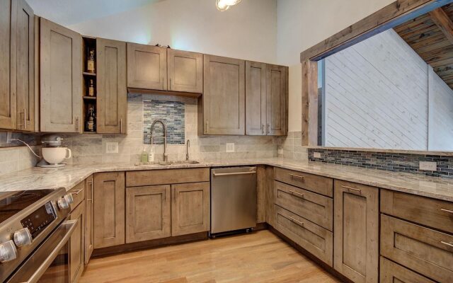 Eagle Ridge Escape 5 Bedroom Townhouse by RedAwning