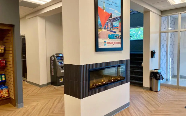 Howard Johnson Express Inn - Winnipeg West