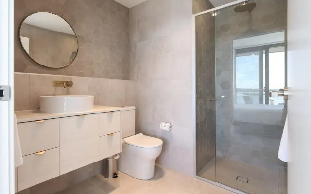 Superb 2-bed Apartment With Scenic Bay Views