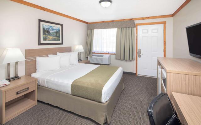 Travelodge by Wyndham Golden Sportsman Lodge