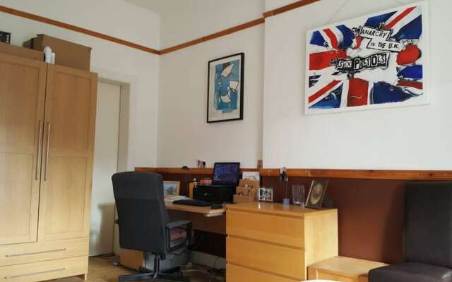 Spacious 2 Bedroom Victorian Apartment Near Leith
