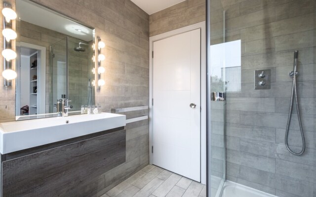 Contemporary Burntwood Grange Demeure - TFR