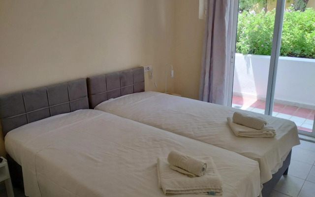 Leonidas Hotel and Studios