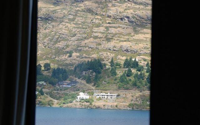 Larch Hill Bed & Breakfast / Homestay