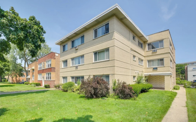 Walk to Train: Convenient Skokie Condo!