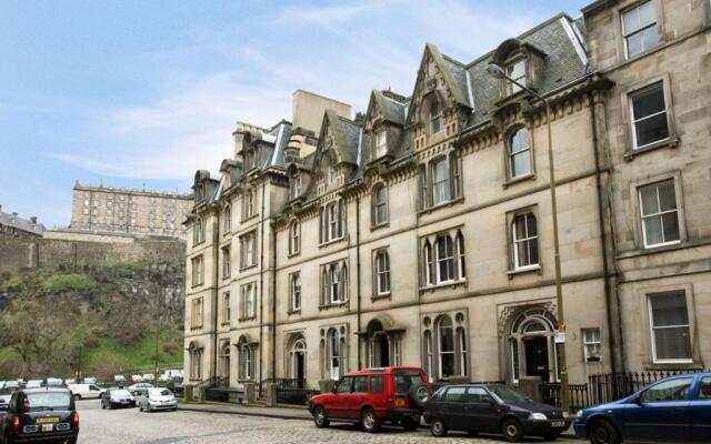 297 - Charming, spacious 2 bedroom apartment in the center of Edinburgh's Old Town