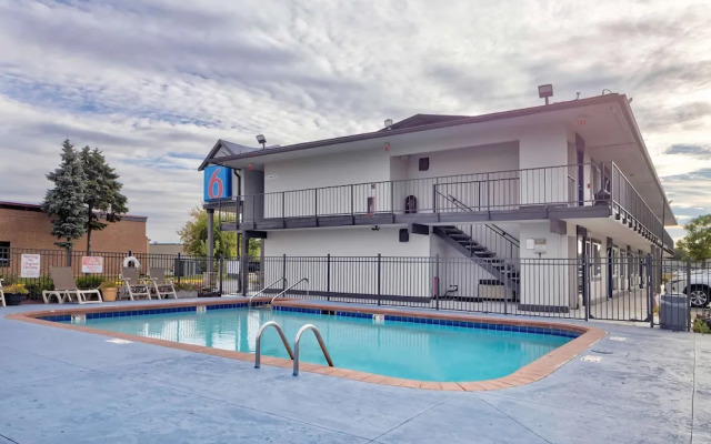 Travelodge/motel 6 Oshkosh