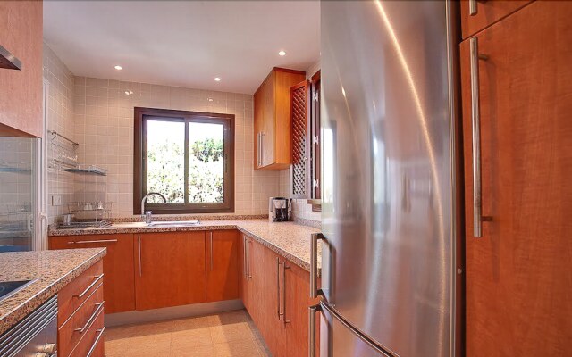 3 bedroom apartment garden and sea view