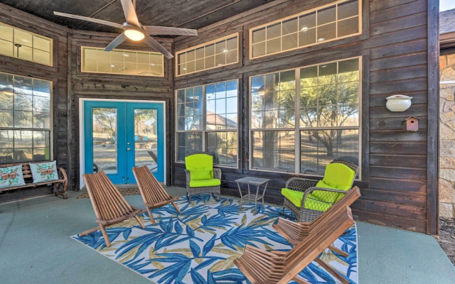 Private Pool: Spacious & Vibrant Argyle Villa!
