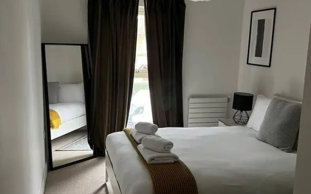 Modern 1 Bed Flat Near Station and City