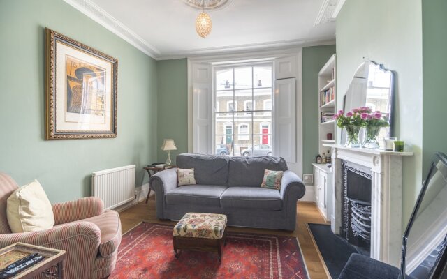 Bright Family Home in Angel with Patio