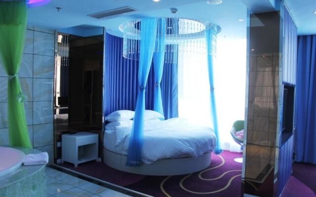 Jinhanting Theme Hotel (Xinyang Railway Station Tianrun Plaza)