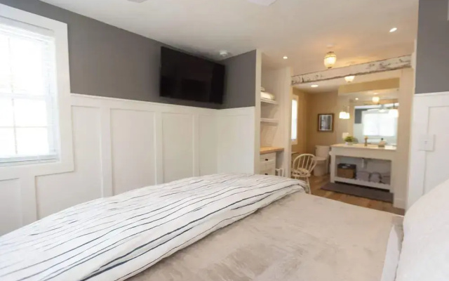 Heaven on Earth! 2 BDR Fontana Flat, Walk to Lake